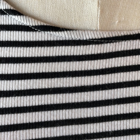 Anthropologie W5 cold shoulder women’s top. Striped High low pleat back Size L - Picture 6 of 11